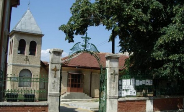 Петима вярващи на службата за Възкресение в най-старата арменска църква в България