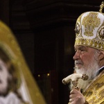 И Руският патриарх призова за църковни служби без миряни