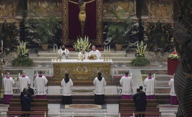 Папа Франциск отслужи снощи великденско богослужение в почти празната базилика