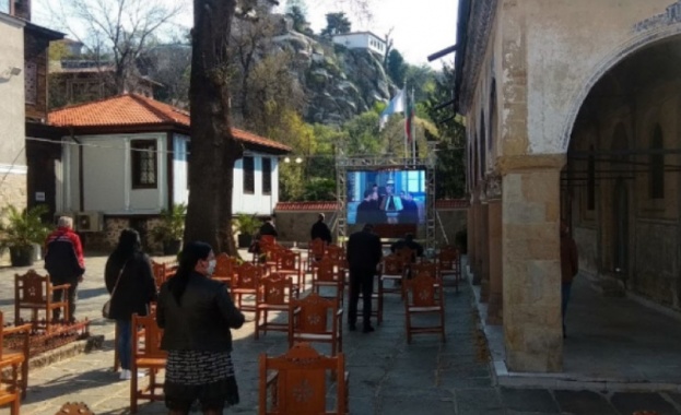 Повече от два часа продължи празничната литургия за Вход Господен