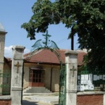 Петима вярващи на службата за Възкресение в най-старата арменска църква в България