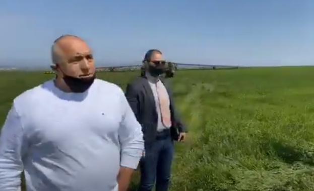 Бойко Борисов с устна забележка към тракторист (видео)