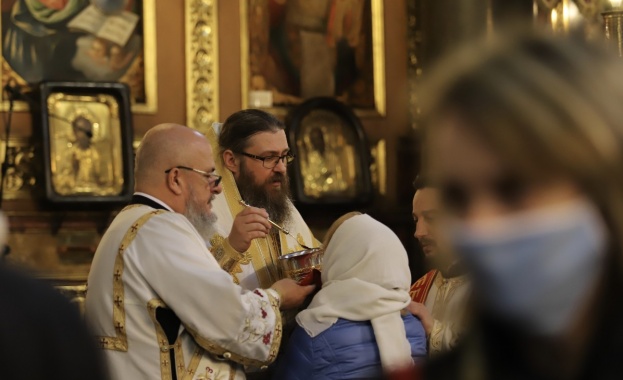 На Цветница в столичния храм Света Неделя службата се провежда