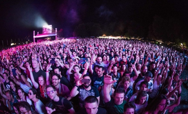 На 13 април 1954 г Бил Хейли записва песента Rock