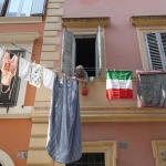 Ромео и Жулиета в пандемията: Влюбиха се от пръв поглед от терасите си във Верона 