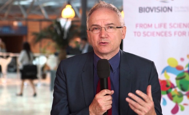 Хората трябва да бъдат пускани навън защото слънчевата светлина унищожава