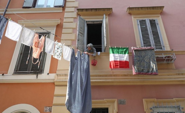 Италианци се влюбиха от балконите на съседните си блокове във