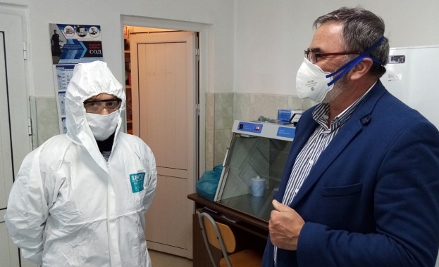 Главният държавен здравен инспектор доц д р Ангел Кунчев и директорът