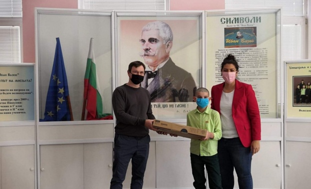 Дарение на компютри за ученици от две русенски училища направиха