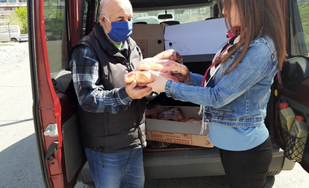 Лично дарение на председателя на БСП Корнелия Нинова в Болярово