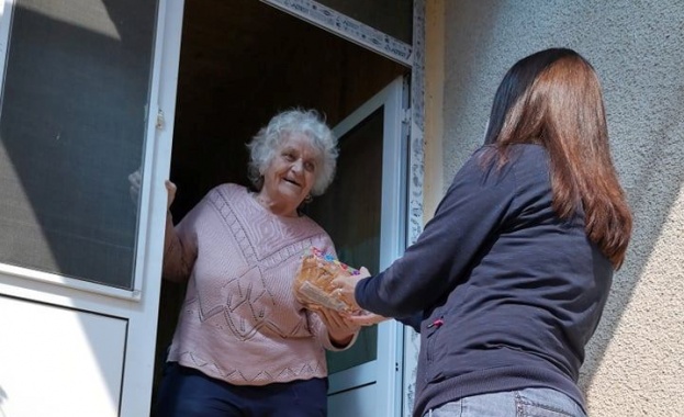 Над 300 козунака и други хранителни продукти бяха доставени на