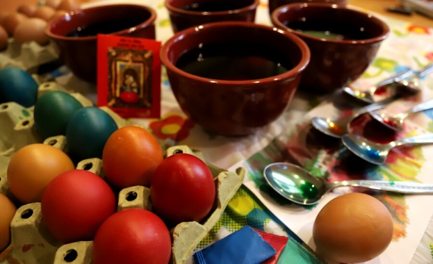 Боите за яйца на пазара са пълни с изкуствени оцветители, консерванти и алергени