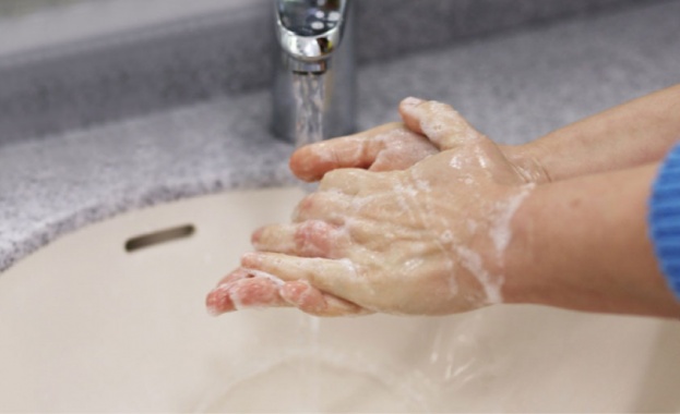 Добрата хигиена и социалната изолация се сочат от здравните власти