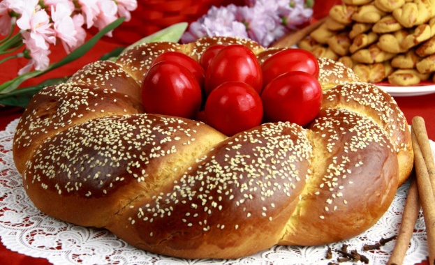 Доброволци осигуряват трапеза за Великден на възрастни болни и самотни