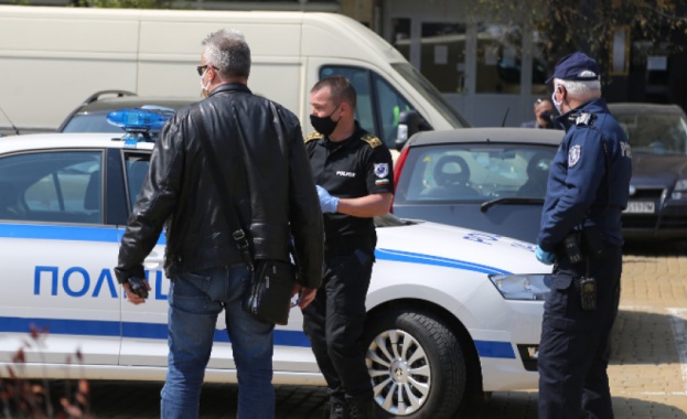 Десетки граждани се събраха на различни места в София за