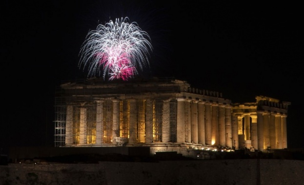 Гърция посрещна Великден така, както никога досега. Затворени църкви, полицейски