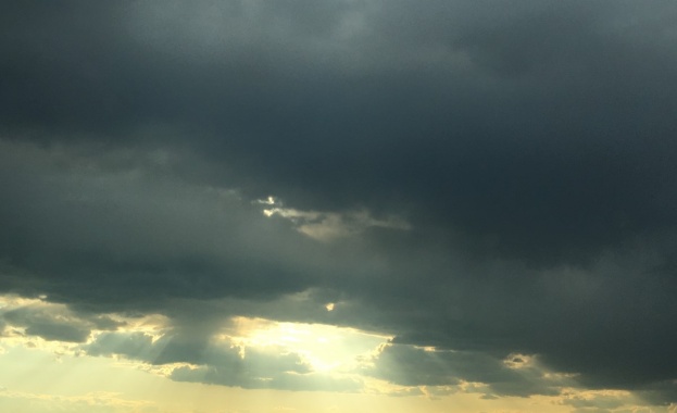 Над страната ще бъде облачно ще вали дъжд като по значителни