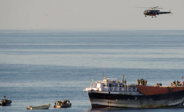 Контейнеровоз плаващ под португалски флаг с българи в екипажа си