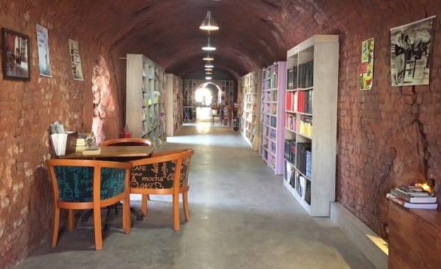 Служителите по чистотата в турската столица събират изхвърлени на боклука