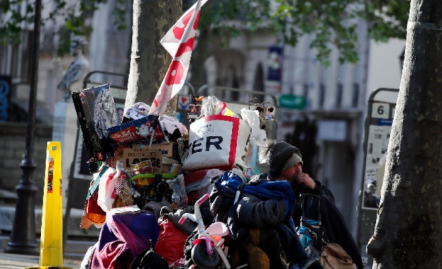 Младежи запалиха кофи за боклук и в бедни предградия на