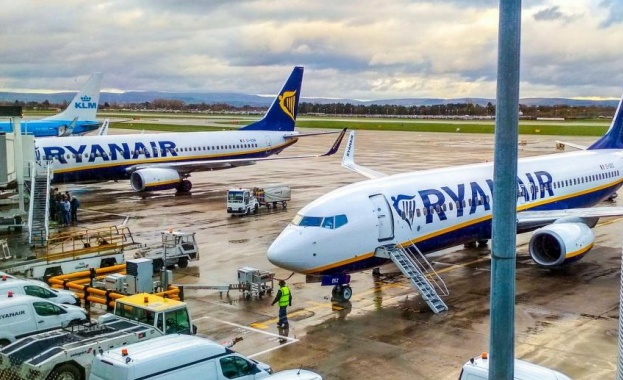 Приземиха аварийно в Лондон самолет на "Ryanair" след бележка за бомба
