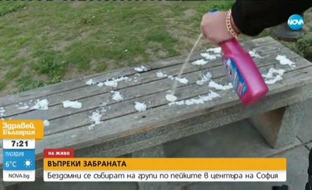 Бездомници се събират на групи по пейките в центъра на София