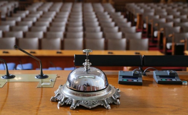 Председателят на Народното събрание Цвета Караянчева свиква извънредно заседание на