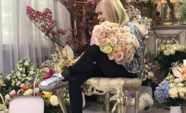 Лили Иванова дари цветята от рождения си ден на дамите