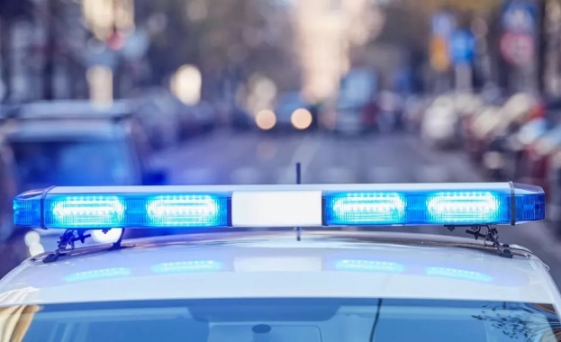 Полицията издирва мъж, катастрофирал с открадната кола 