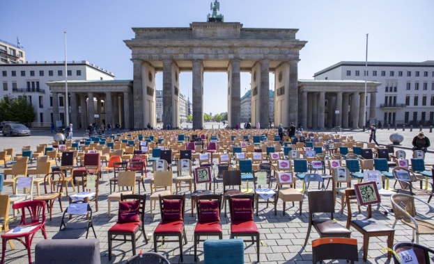 Стотици столове са поставени пред Бранденбургската врата по време на