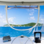 Двойка, плавала по света месец, без никакви новини за пандемията