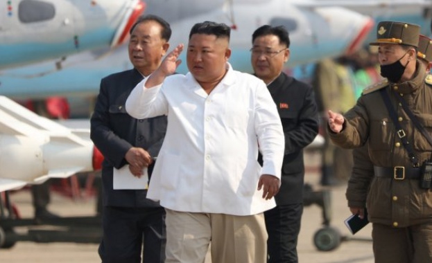 Пхенян разпространи снимки на Ким Чен Ун след слухове, че е в кома 