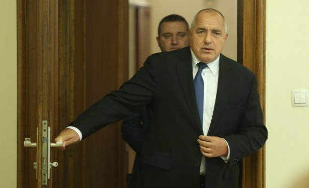 Стана като в пословицата Те не го пускат в селото