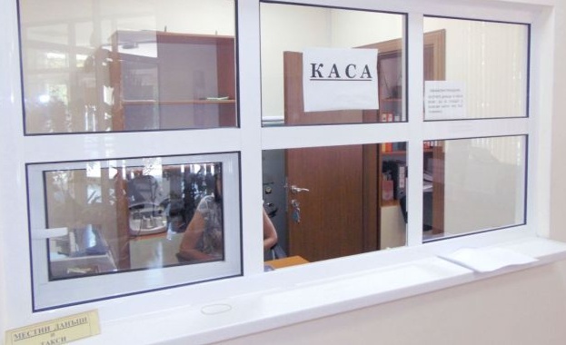 Касовите салони на всички районни отдели Общински приходи ще бъдат