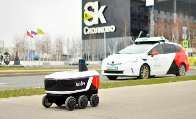 Роботът куриер „Роувър, разработен от компанията „Яндекс, започна работа в