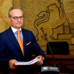 Лозан Панов пред „Шпигел“: В България има сливане на властите 