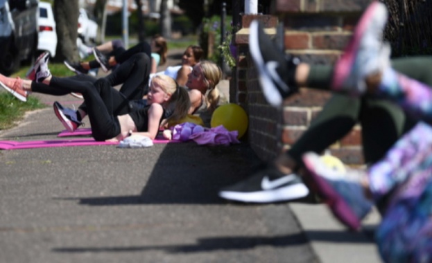 От днес испанците могат да излизат на разходки и да