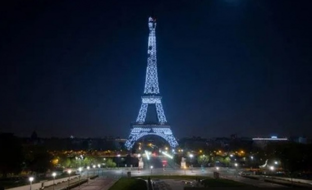 Айфеловата кула се присъедини към други световни забележителности в събота