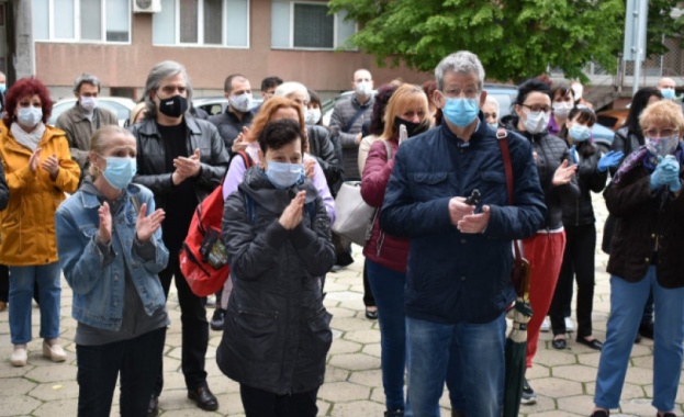 Десетки колеги и приятели на починалата от коронавирус д р Илияна