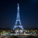 Айфеловата кула беше осветена в бяло в чест на медиците