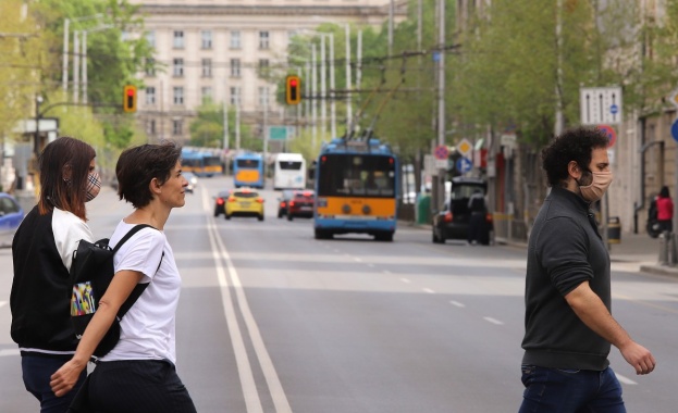 Доходите на 45 от пълнолетните жители на страната са останали