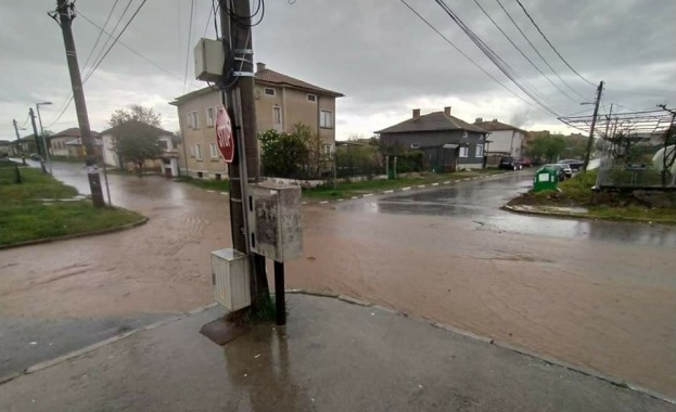 След тазвечершния порой десетки улици и кръстовища в града подгизнаха