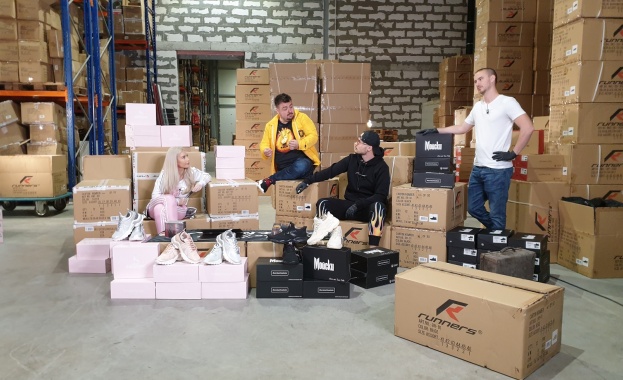 ТИТА и Боро Първи опаковаха стотици маратонки за своите фенове