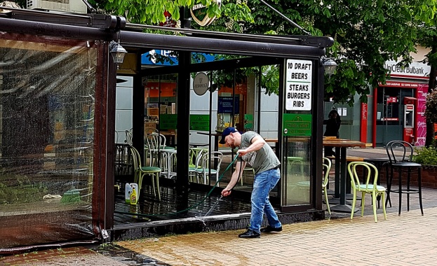 Ресторанти и кафенета трескаво се готвят да посрещат клиенти след
