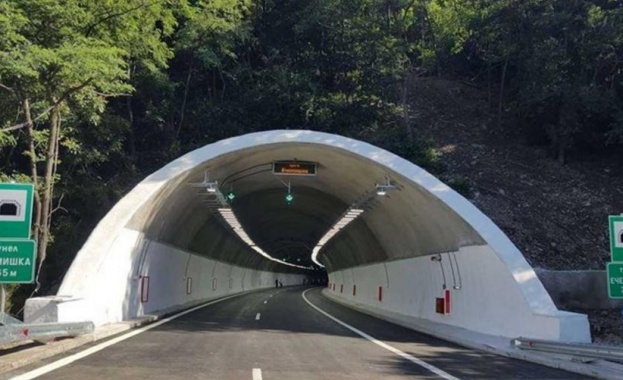 Движението в тунел „Мало Бучино“ на АМ „Струма“ ще е двупосочно в тръбата за София