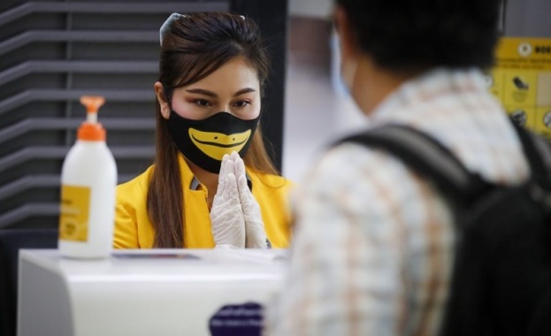 Някои големи авиокомпании изискват задължително пътниците да носят маска за
