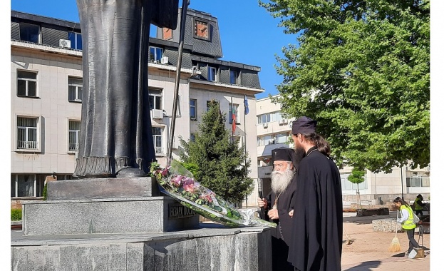 Венци и цветя на признателност бяха положени на 5 май