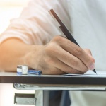 В Москва отвaрят училищата след спада на новите случаи на коронавирус 