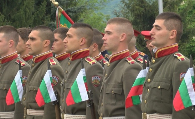 Парадът на армията тази година в старата столица Велико Търново (Снимки) (Видео)