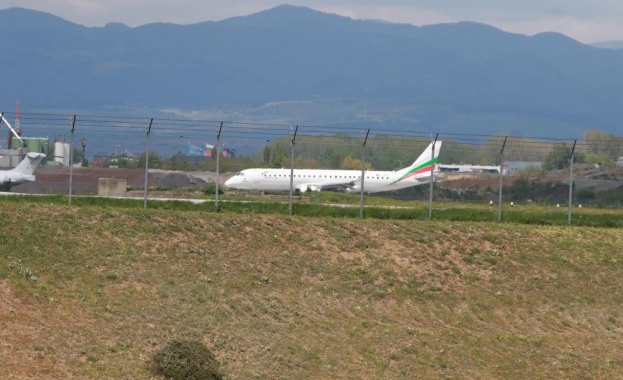 Самолетът с българите които бяха блокирани на парижкото летище Шарл